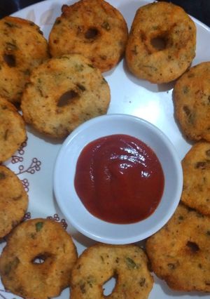 उरलेल्या भाताचे मेदूवडे (Left Over Bhatache Meduvade Recipe In Marathi) रेसिपी चे मुख्य फोटो 