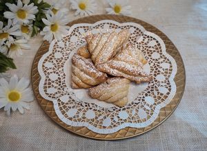 Foto di Conchiglie di pasta sfoglia con crema al cioccolato fondente