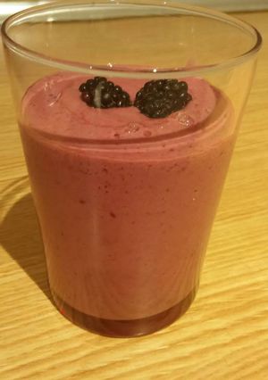 Una foto de Smoothie de mora y frambuesa