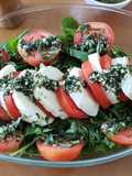 Salada caprese leve com rúcula