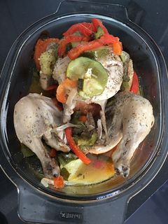 Una foto de Pollo asado al limón con calabacín y pimiento