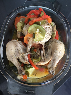 Una foto de Pollo asado al limón con calabacín y pimiento