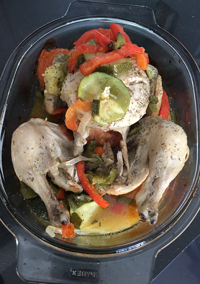 Una foto de Pollo asado al limón con calabacín y pimiento