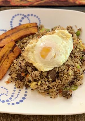 Una foto de Arroz Chaufa de carne y chorizo con quinoa tricolor