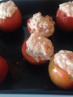 Una foto de Tomates rellenos fríos