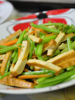 芹菜炒豆干 的食譜成品照片