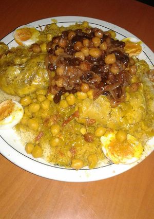 Una foto de Cus cus de pollo con cebolla caramelizada