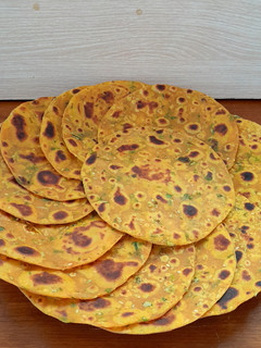 મેથી ના લસણીયા થેપલા (Methi Lasaniya Thepla Recipe In Gujarati) રેસીપી મુખ્ય ફોટો