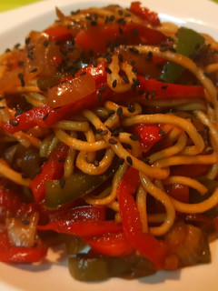 Una foto de Wok asiático de verduras y noodles