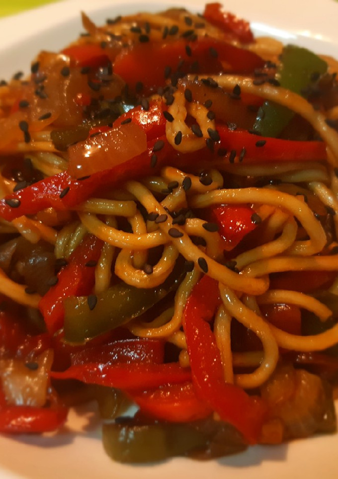 Una foto de Wok asiático de verduras y noodles