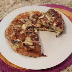 Una foto de Tortilla de champiñones y calabacín