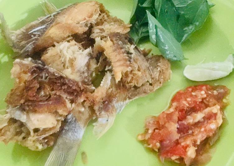 Ikan asin geprek sambal bawang