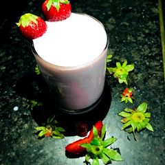 A picture of Strawberry creamy milkshake.
