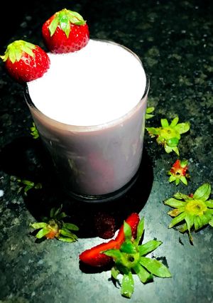 A picture of Strawberry creamy milkshake.