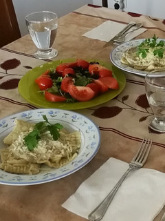 Una foto de Ravioli caseros con salsa de queso y setas