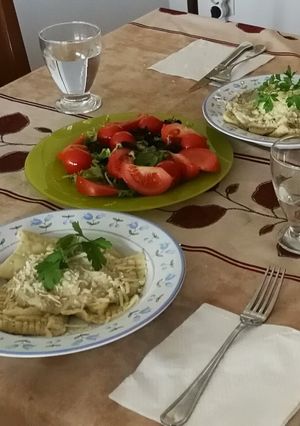 Una foto de Ravioli caseros con salsa de queso y setas