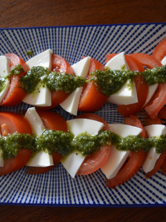 Foto principal de Ensalada de tomate, queso fresco y pesto