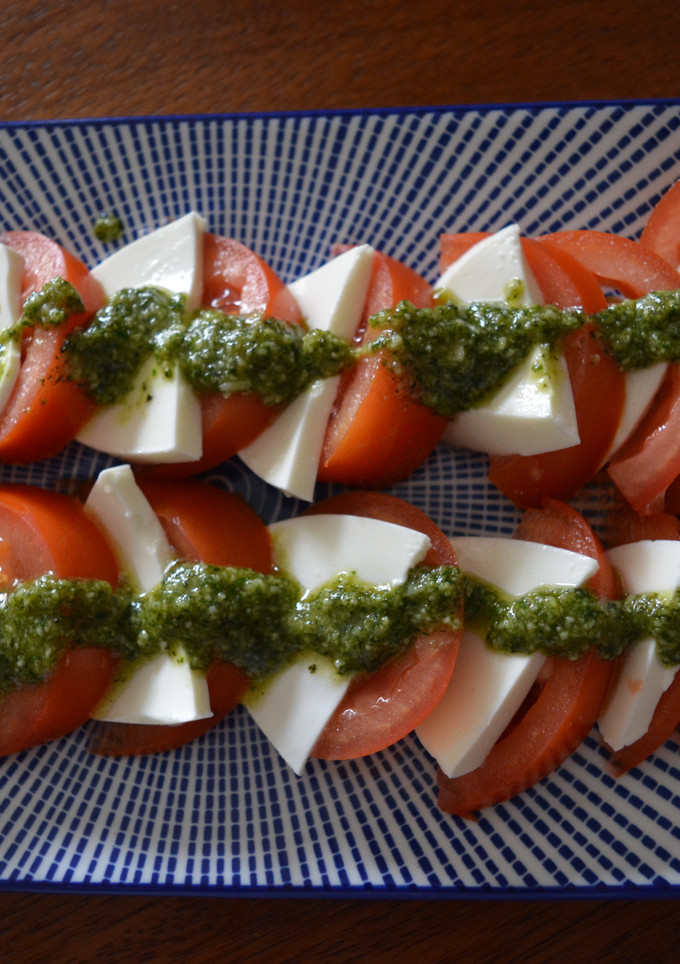 Una foto de Ensalada de tomate, queso fresco y pesto