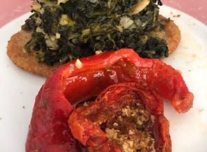 Una foto de Milanesa de soja con revuelto de espinacas y morones grillados