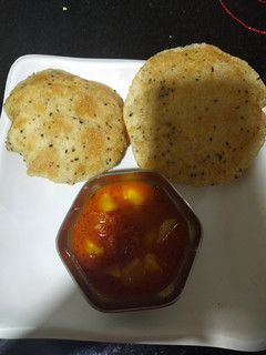 A picture of Masala puri and aloo sabji.