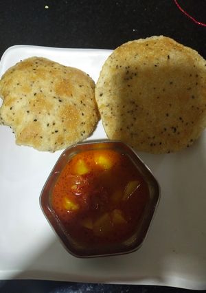 A picture of Masala puri and aloo sabji.