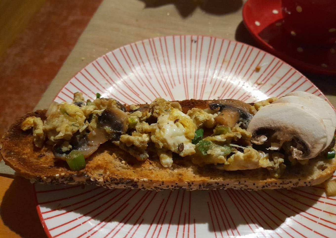 Fast breakfast: scrambbled egg with mushrooms