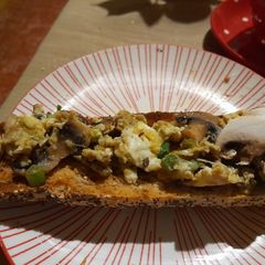 A picture of Fast breakfast: scrambbled egg with mushrooms.