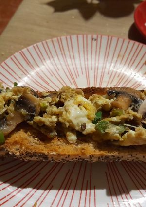 A picture of Fast breakfast: scrambbled egg with mushrooms.