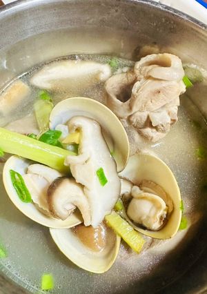 香菇蛤蜊雞湯 的食譜成品照片