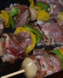 Brochetas de bondiola y champiñones