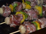 Una foto de brochetas de carne