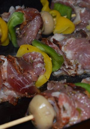 Una foto de Brochetas de bondiola y champiñones