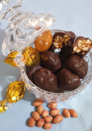 A picture of Peanut caramel rock candy.