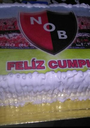 Una foto de Torta de cumpleaños fácil con merengue suizo!!