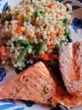 Trigo mote con verduras y salmón a las finas hierbas