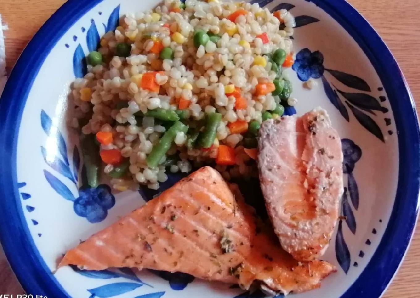 Trigo mote con verduras y salmón a las finas hierbas