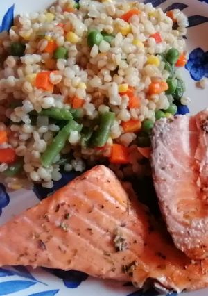 Una foto de Trigo mote con verduras y salmón a las finas hierbas