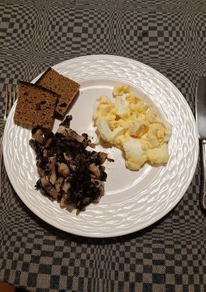 A picture of Herring with Mushrooms.