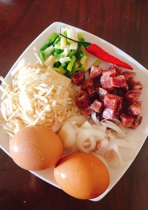 Hình của món Trứng chiên lạp xưởng.