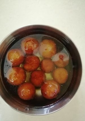A picture of Bread gulab jamun.