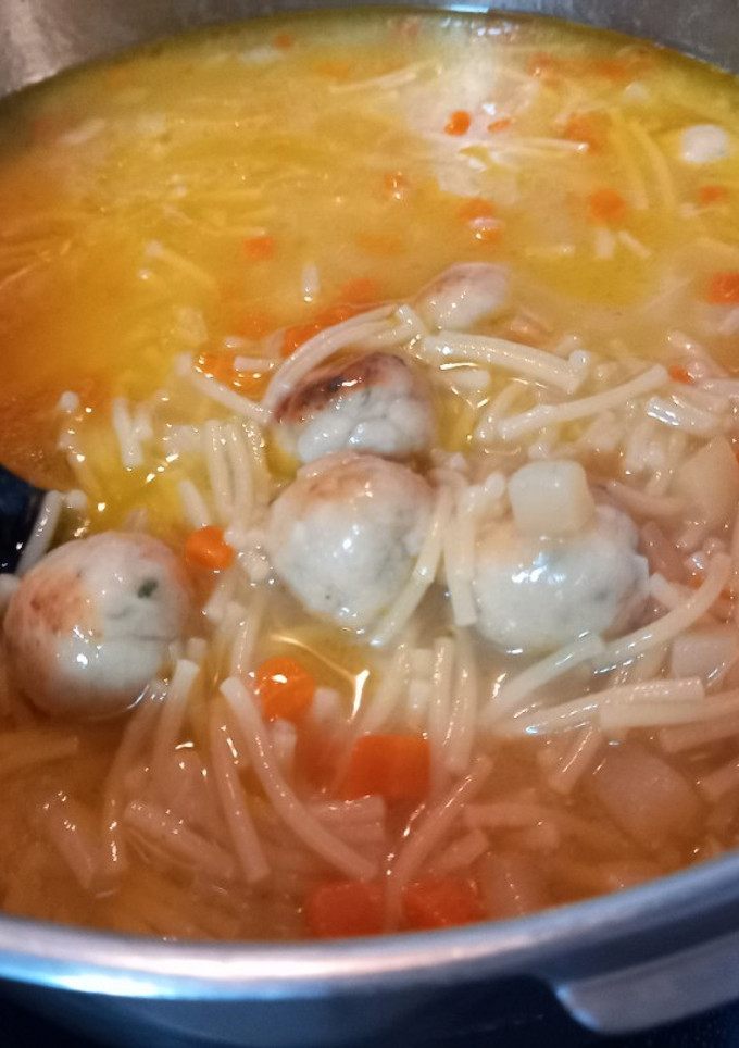 Una foto de 249. Sopa con albondiguillas de pollo