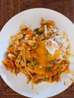 Una foto de Fideos thai con pollo