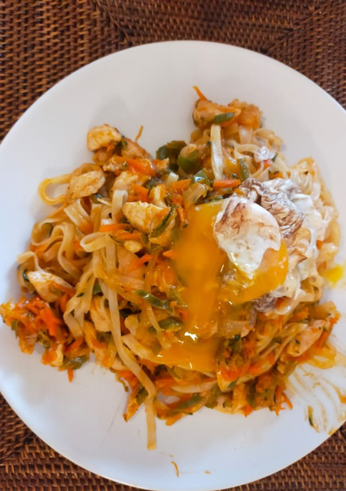 Una foto de Fideos thai con pollo