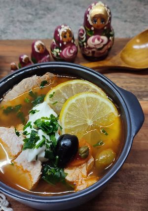 Una foto de Sopa rusa solyanka /selyanka. Antigua Sopa Rusa uno de los platos preferidos de Dostoievski
