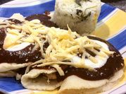Una foto de mole con arroz
