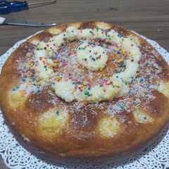 Una foto de Torta rellena de crema pastelera