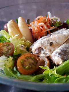 Una foto de Ensalada de brotes tiernos y sardinas