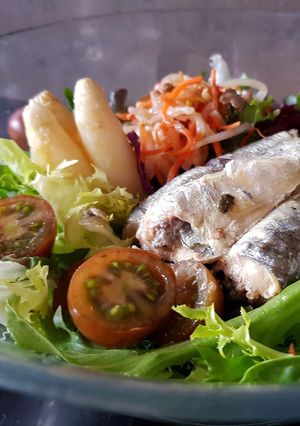 Foto principal de Ensalada de brotes tiernos y sardinas