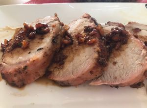 Una foto de Lomo de cerdo con salsa de granada
