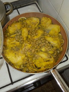 Una foto de Merluza con almejas en salsa